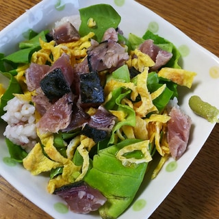 鰹のたたきとサラダ菜と薄焼き卵のご飯